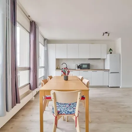 Vandrezanne 1 Stylish 2 Bed Views