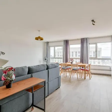 Vandrezanne 1 Stylish 2 Bed Views *