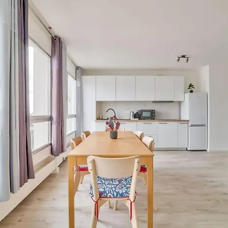 Vandrezanne 1 Stylish 2 Bed Views