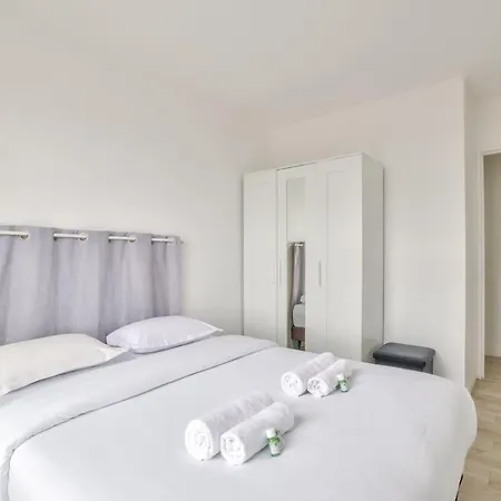 Vandrezanne 1 Stylish 2 Bed Views *