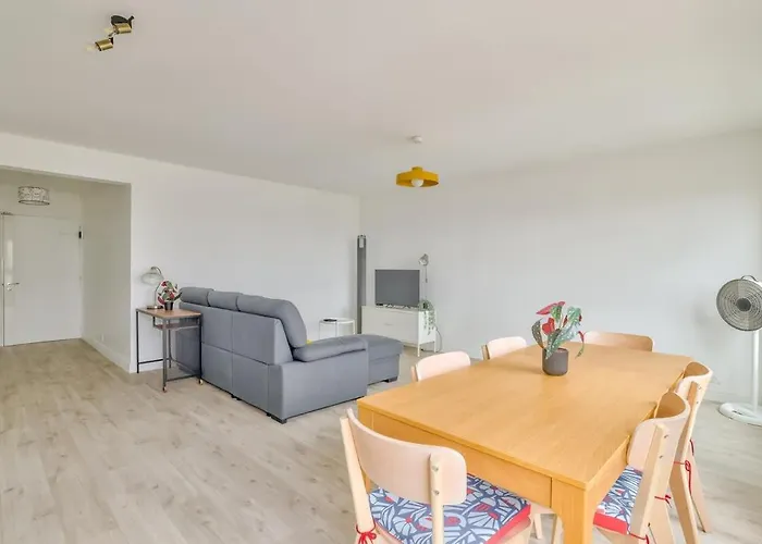 Vandrezanne 1 Stylish 2 Bed Views *